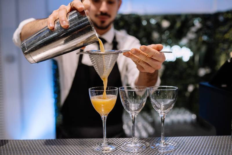 Ambiance Festive : Le Barman en Action au SIRHA !