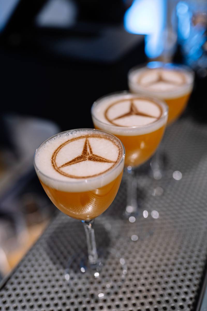 L'ambiance conviviale du bar à cocktails au cœur du Sirha