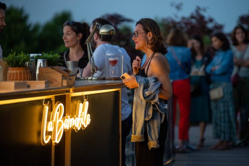 Vue d’ensemble d’un bar mobile haut de gamme en événement d’entreprise