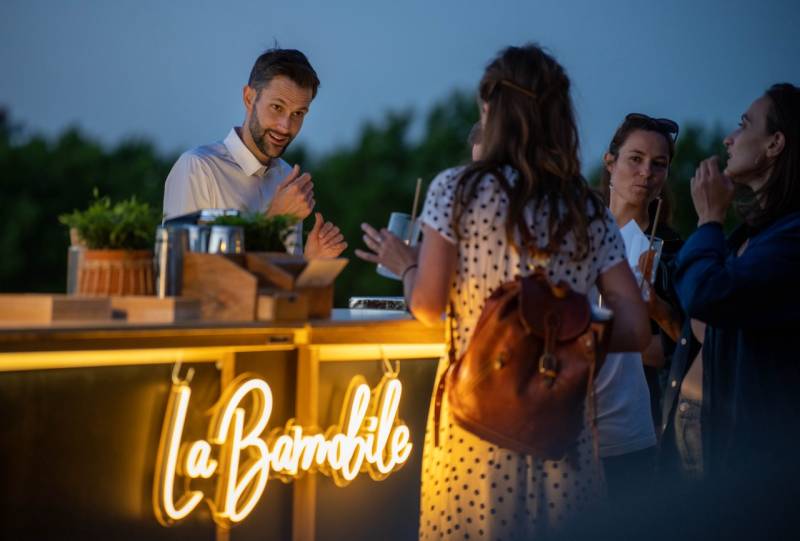 Ambiance chaleureuse autour du bar mobile 