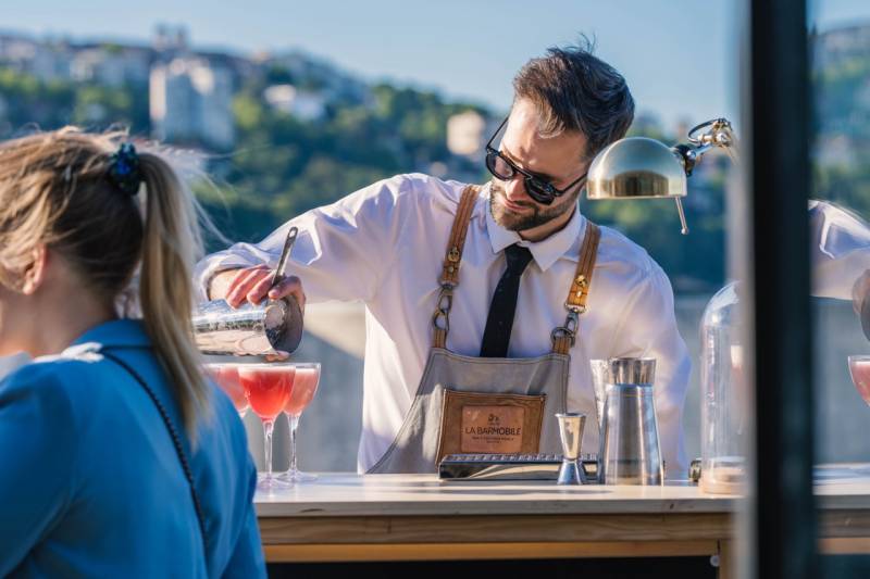 Bar mobile installé en extérieur à Chamrousse, ambiance festive d’hiver