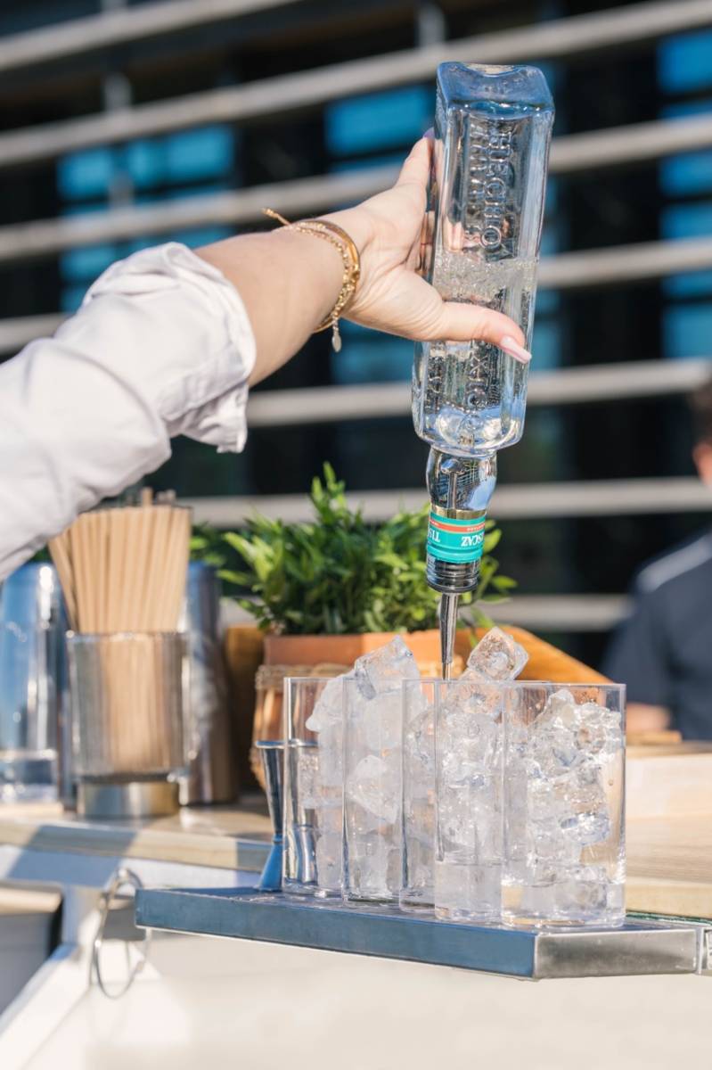 Barman professionnel en pleine création d’un cocktail de fin d’année