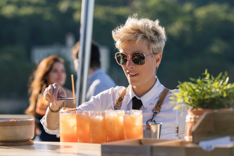 Invités profitant d’un bar à cocktails mobile lors d’une soirée anniversaire