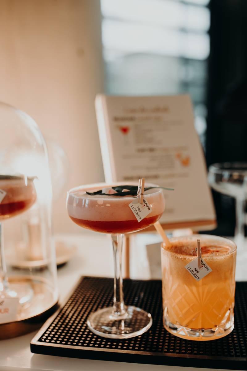 Verrerie haut de gamme et cocktails signature – une présentation soignée du premier au dernier verre
