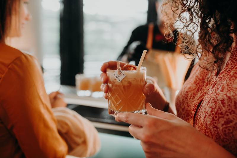 Un service attentionné et élégant pour chaque invité lors du vin d'honneur dans le Rhône