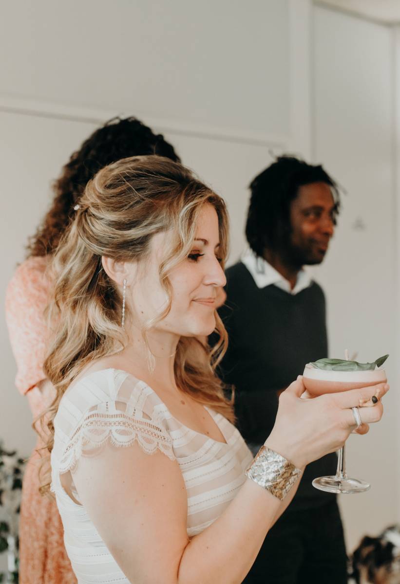  La mariée profite de son vin d'honneur – une prestation clé en main pour que les mariés savourent chaque instant
