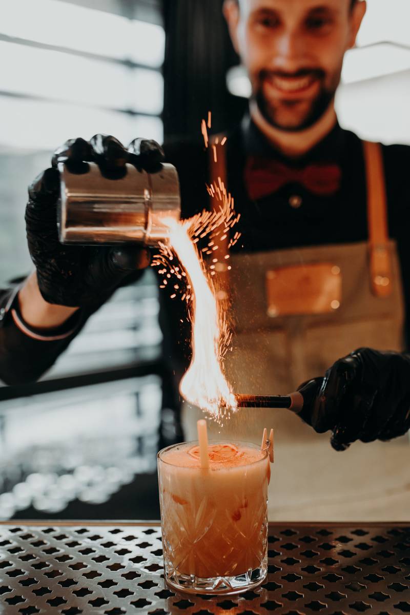 Cocktail signature servi à la minute par le barman – La Barmobile, mariage en extérieur autour de Lyon