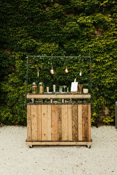 Bar à cocktails en bois atypique pour le service de votre vin d'honneur à La Javernière à Morgon 69