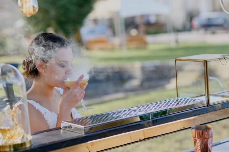 Service de cocktail avec une bulle de fumée au chateau chapeau cornu en Isère