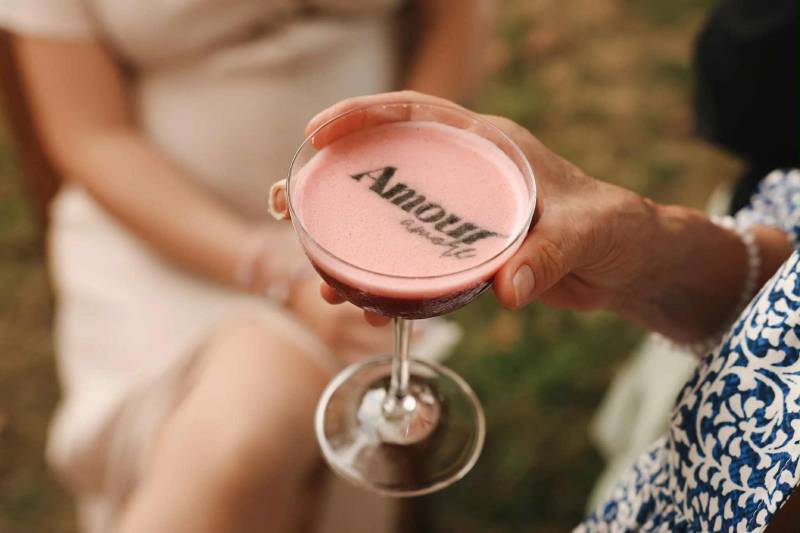 Le bar, au cœur de l’ambiance et des échanges entre invités