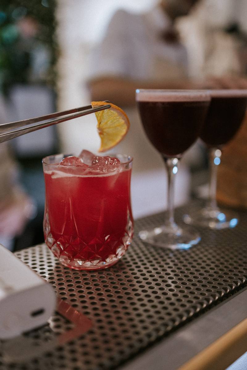 Service cocktail premium lors d’un événement à Lyon avec LA BARMOBILE