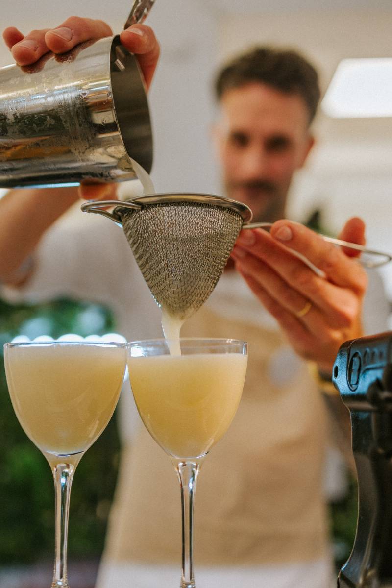 Barman mixologue en action lors d’une prestation à Lyon