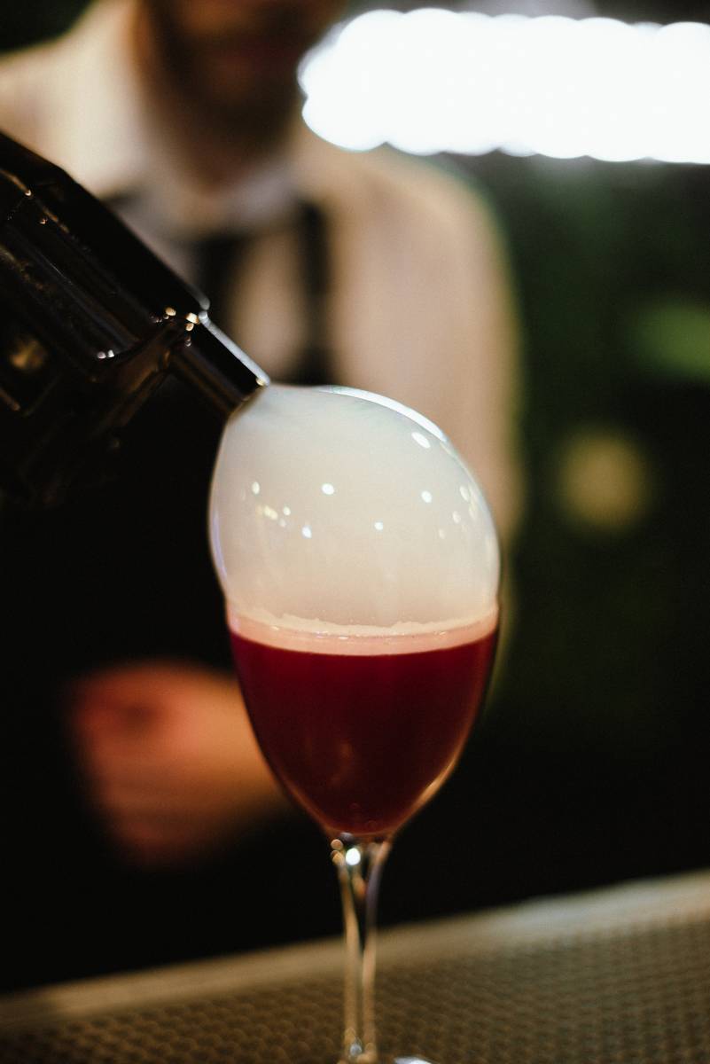 Barman professionnel en prestation lors d’un événement à Lyon