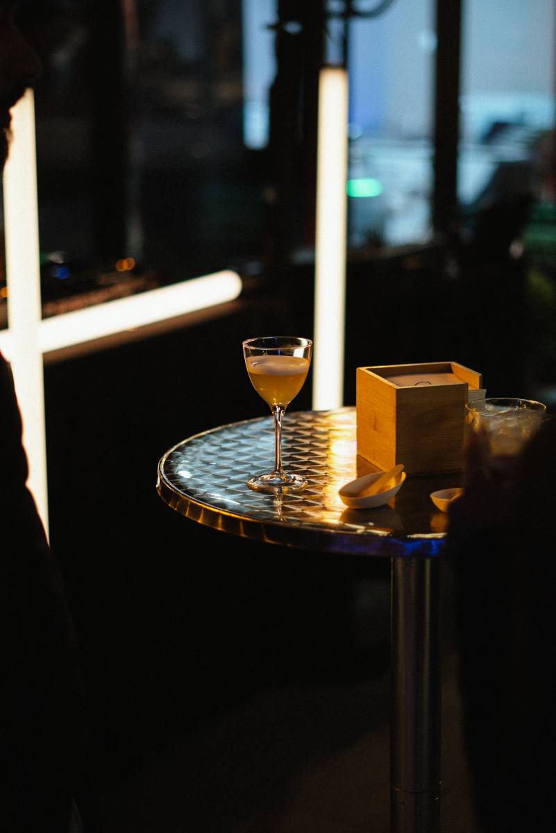 Participants réalisant leurs cocktails lors d’un atelier mixologie