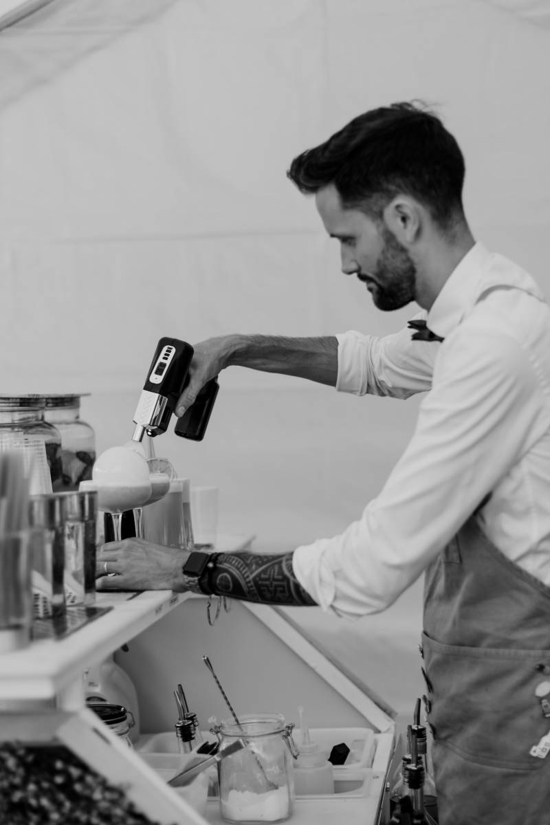 Cocktail avec bulle de fumée aromatisée our votre mariage à Vignieu