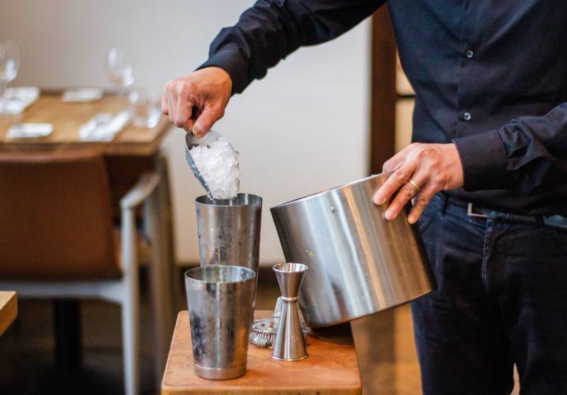 Bar à cocktails mobile et barman professionnel pour un baptême à Lyon