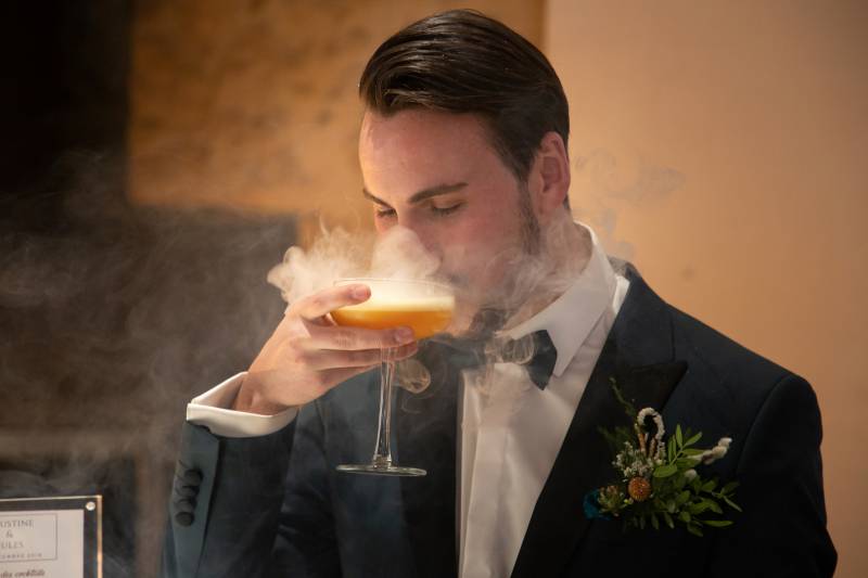 Dégustation de cocktail pour le marié pendant le shooting d'inspiration dans la drôme