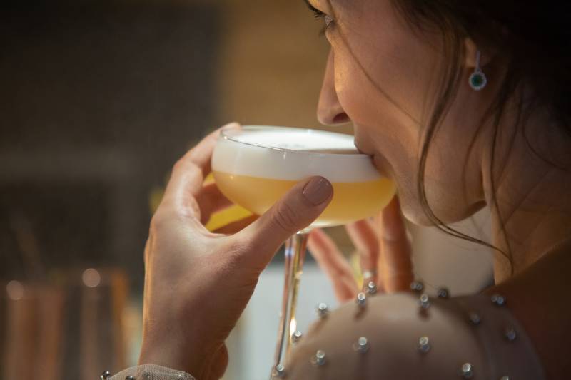 Bar à cocktails événementiel pour le vin d'honneur de votre mariage