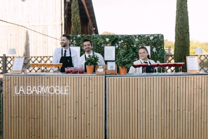 Bar à cocktails mobile au cœur d’un domaine de mariage dans la Drôme