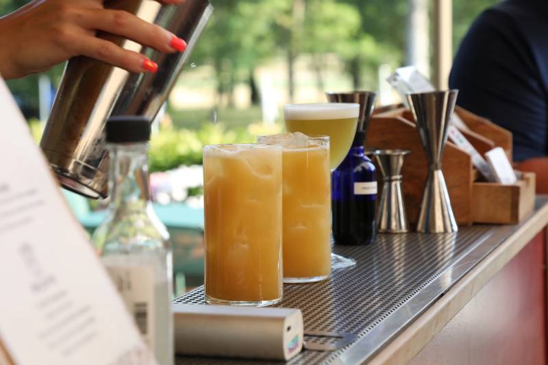 Dégustation de cocktails raffinés pour vos invités